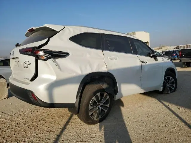 2024 TOYOTA HIGHLANDER LE  