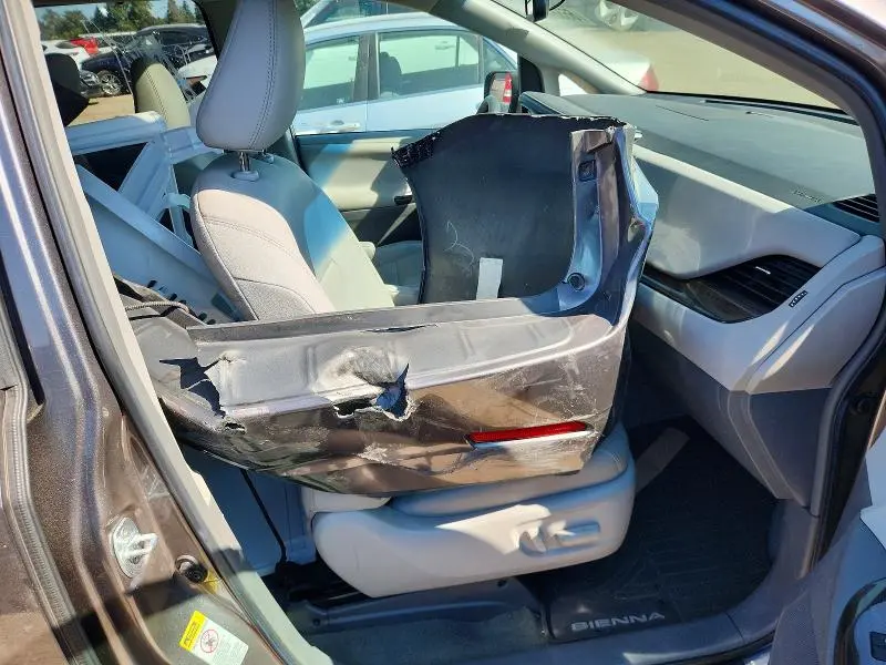 2017 TOYOTA SIENNA XLE 8-PASSENGER  