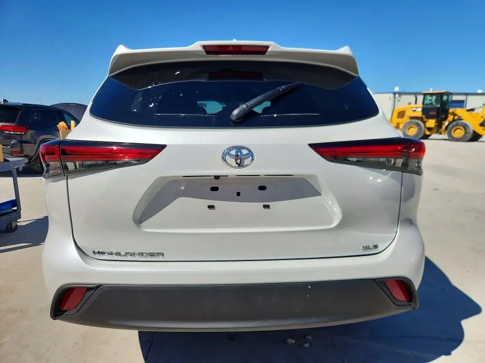 2022 TOYOTA HIGHLANDER XLE  