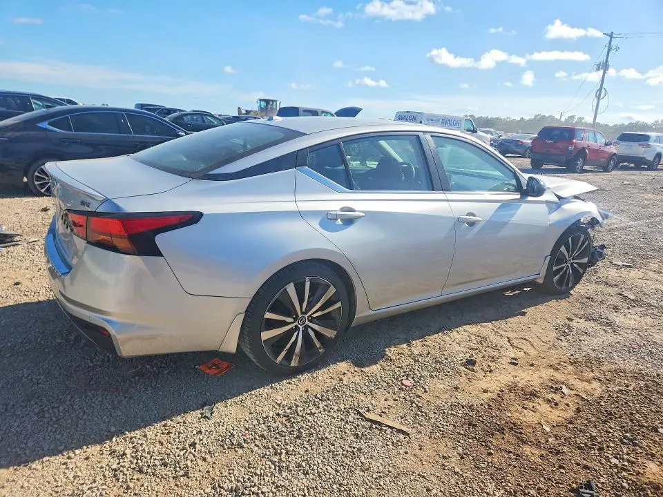 2022 NISSAN ALTIMA SR  