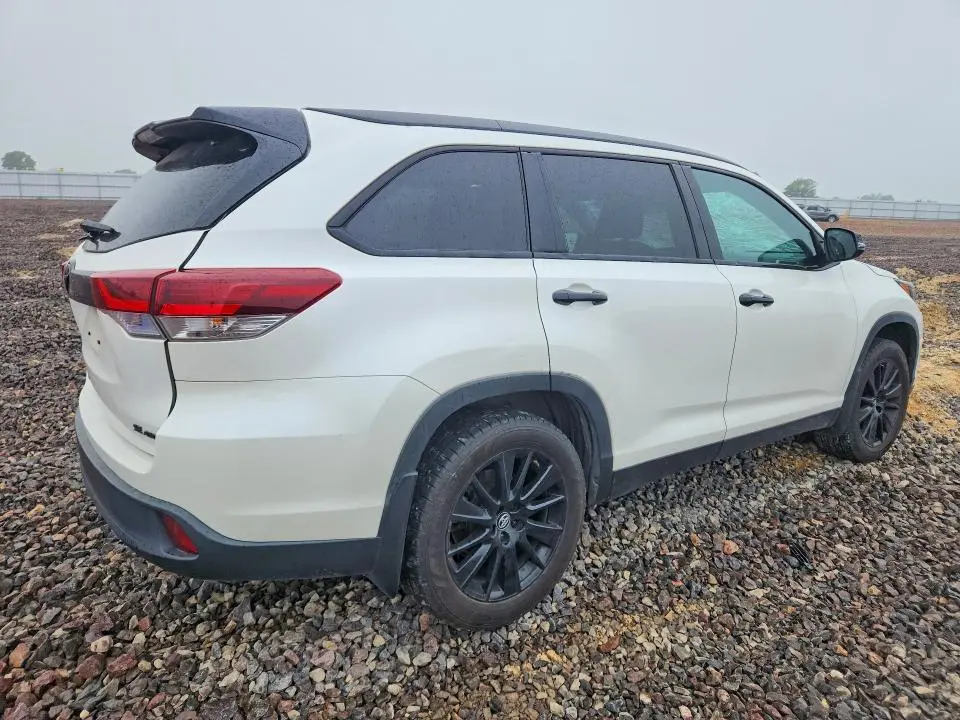 2019 TOYOTA HIGHLANDER SE  