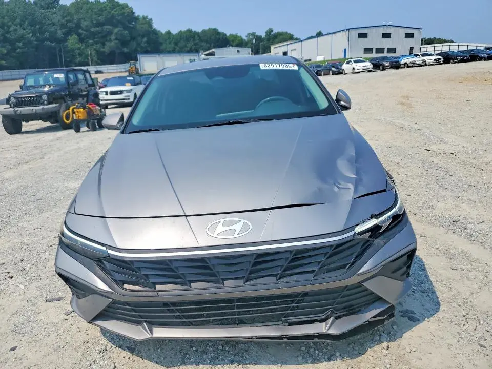 2024 HYUNDAI ELANTRA SE  