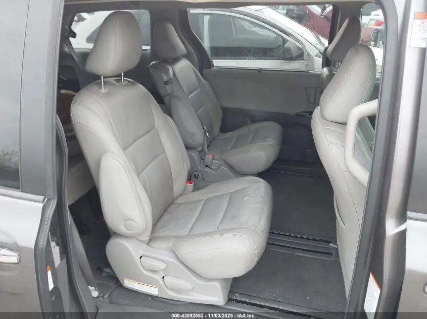2015 TOYOTA SIENNA XLE 8 PASSENGER