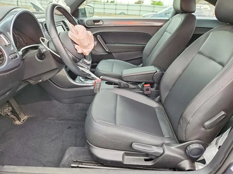2018 VOLKSWAGEN BEETLE SE  