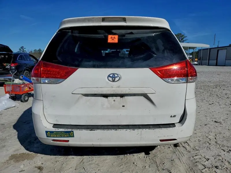 2014 TOYOTA SIENNA LE  
