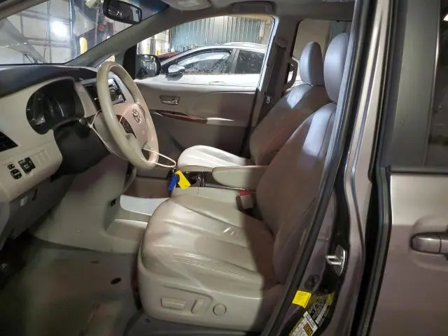2013 TOYOTA SIENNA XLE  