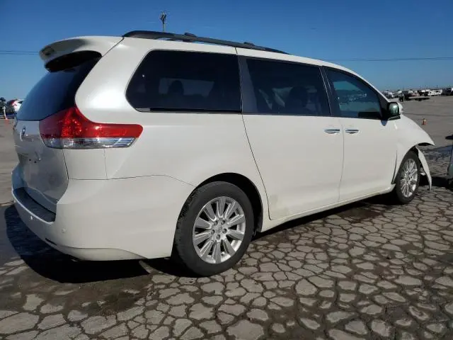 2013 TOYOTA SIENNA XLE  