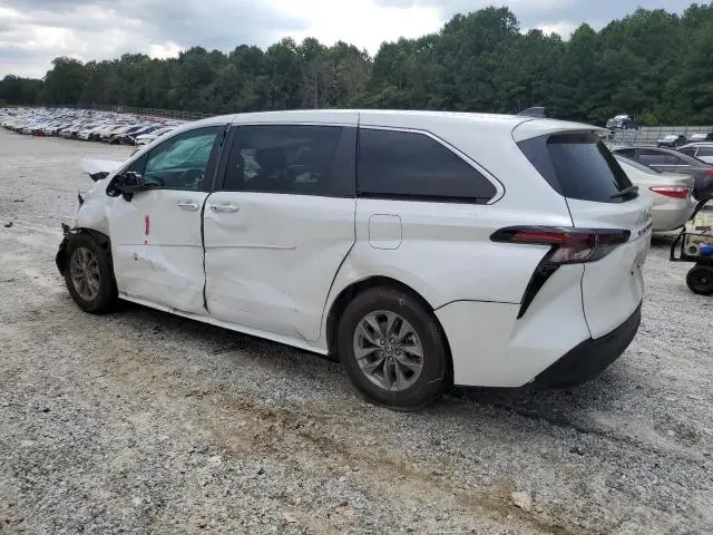 2024 TOYOTA SIENNA XLE  