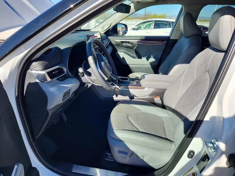 2025 TOYOTA HIGHLANDER PLATINUM  