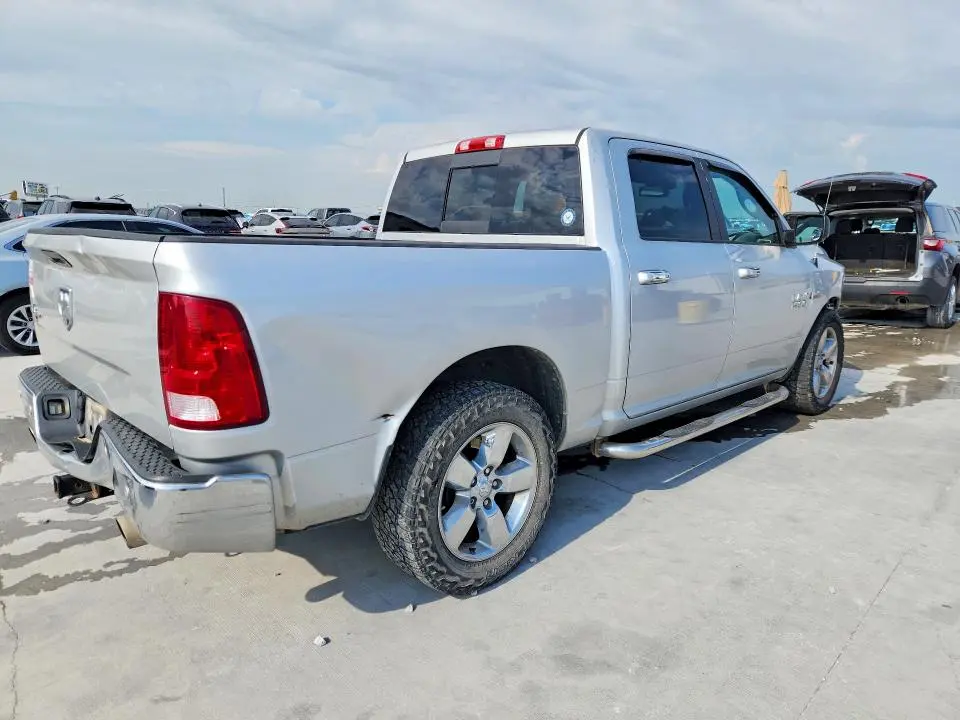 2016 RAM 1500 SLT  