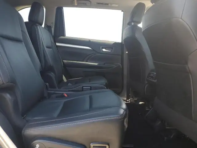 2019 TOYOTA HIGHLANDER SE  