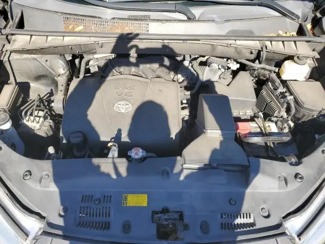 2019 TOYOTA HIGHLANDER SE  