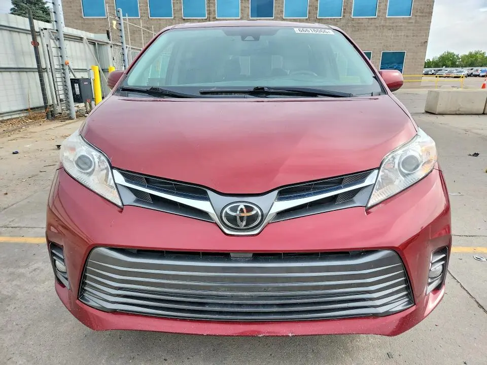 2018 TOYOTA SIENNA XLE 8-PASSENGER  