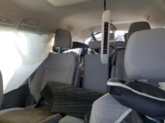 2021 TOYOTA SIENNA LE  