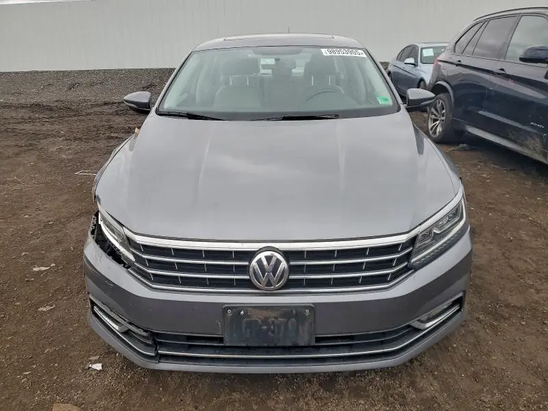 2018 VOLKSWAGEN PASSAT SE  