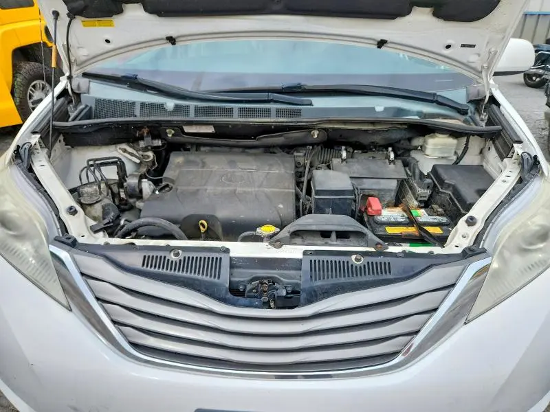 2014 TOYOTA SIENNA XLE 8-PASSENGER  