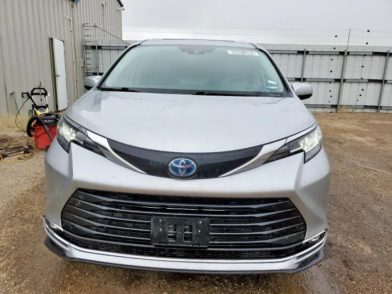 2023 TOYOTA SIENNA XLE