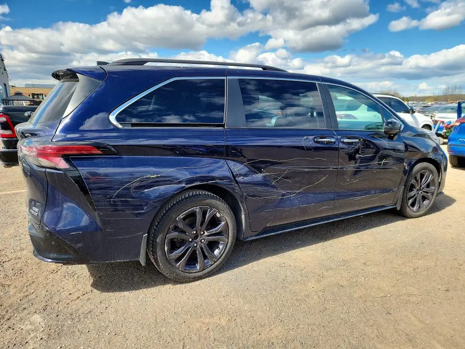 2022 TOYOTA SIENNA LE  