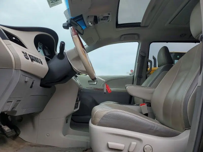 2013 TOYOTA SIENNA XLE 8-PASSENGER  