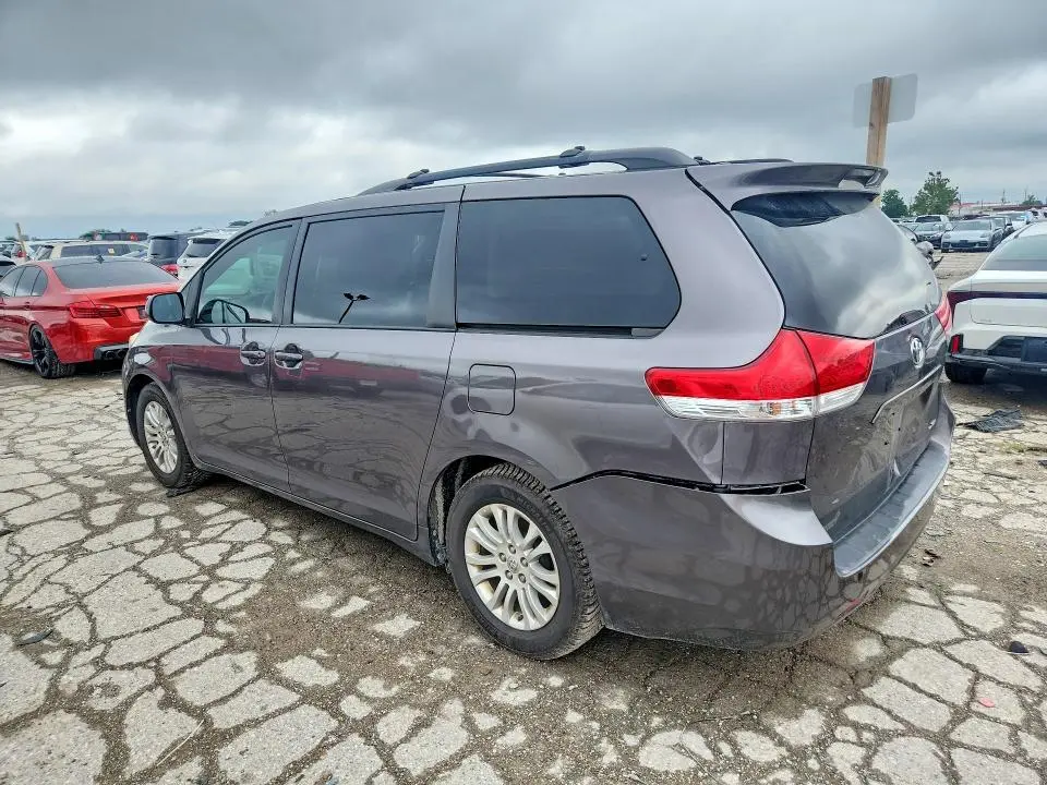 2013 TOYOTA SIENNA XLE 8-PASSENGER  