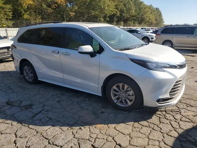 2025 TOYOTA SIENNA XLE  