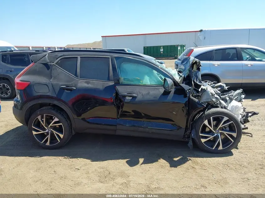 2022 VOLVO XC40 T5 R-DESIGN