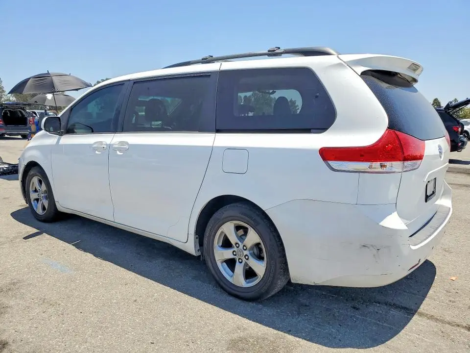 2013 TOYOTA SIENNA LE  