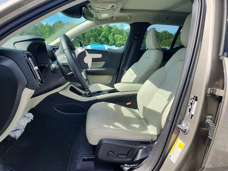 2022 VOLVO XC40 T4 MOMENTUM  
