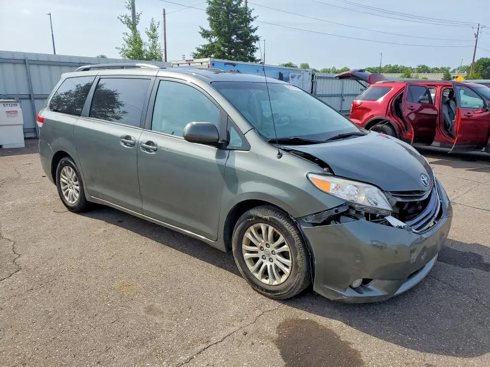 2013 TOYOTA SIENNA XLE  
