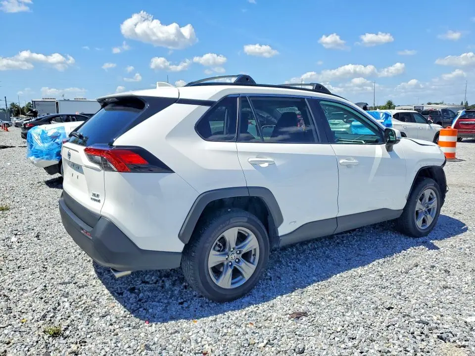 2022 TOYOTA RAV4 XLE  