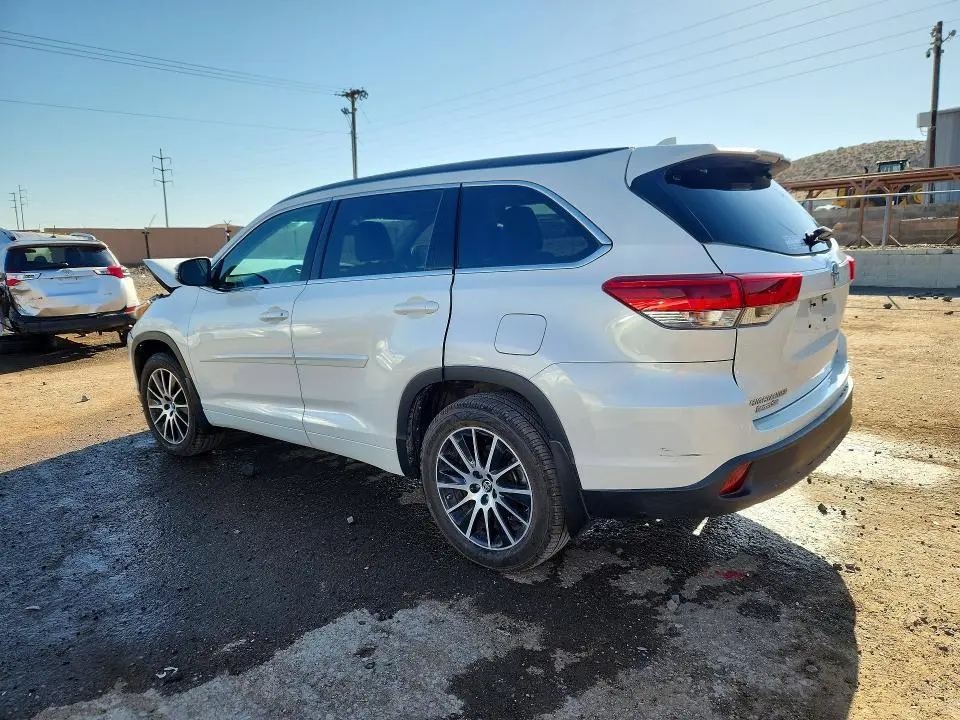 2018 TOYOTA HIGHLANDER SE  