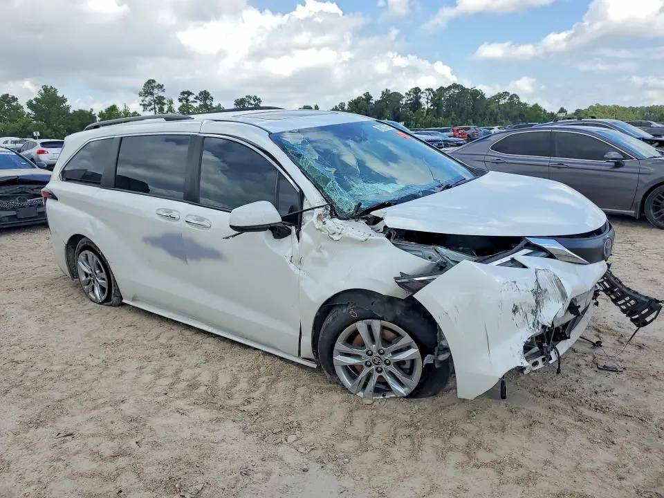 2022 TOYOTA SIENNA XLE  