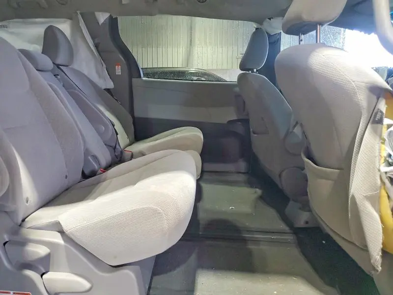 2017 TOYOTA SIENNA LE  
