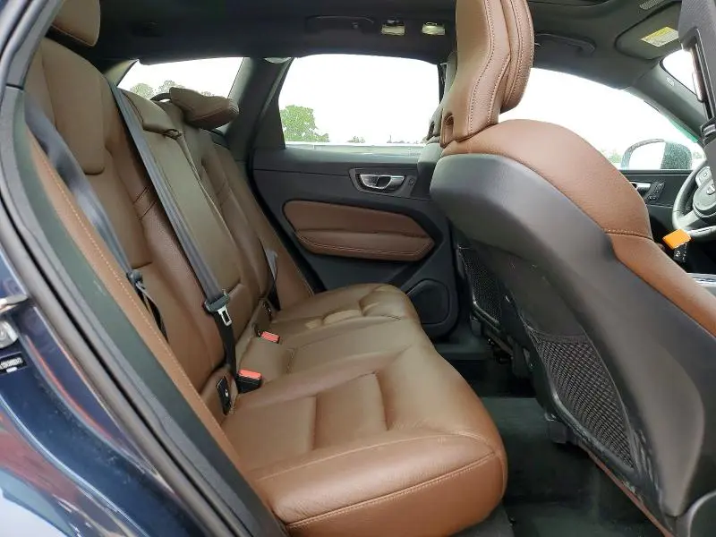 2022 VOLVO XC60 B5 MOMENTUM  