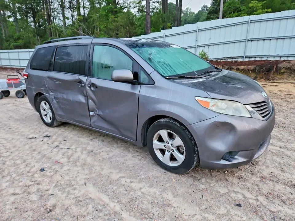 2016 TOYOTA SIENNA LE  