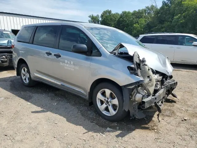 2017 TOYOTA SIENNA   