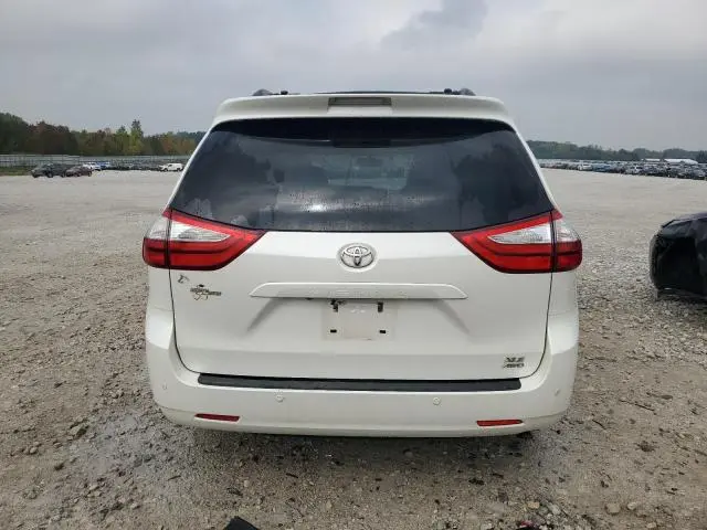 2017 TOYOTA SIENNA XLE  