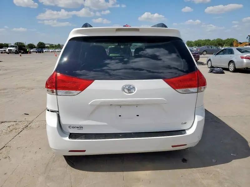 2014 TOYOTA SIENNA LE 8-PASSENGER  