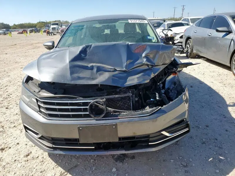 2017 VOLKSWAGEN PASSAT SE  