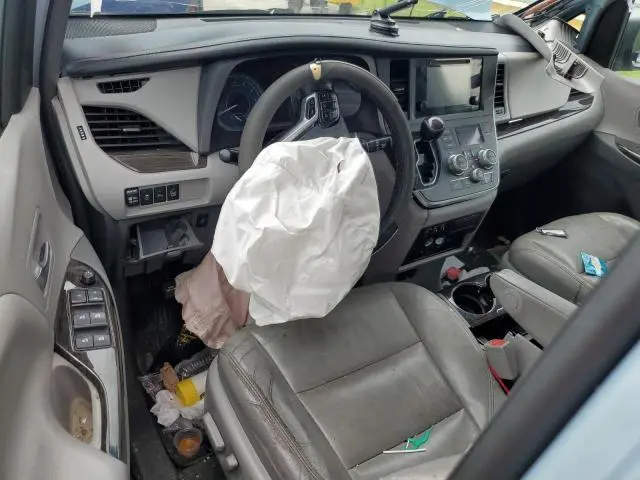 2017 TOYOTA SIENNA XLE  