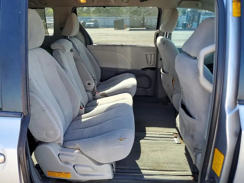2013 TOYOTA SIENNA LE  