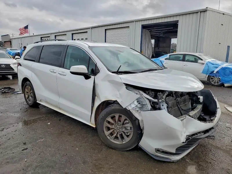 2022 TOYOTA SIENNA XLE  