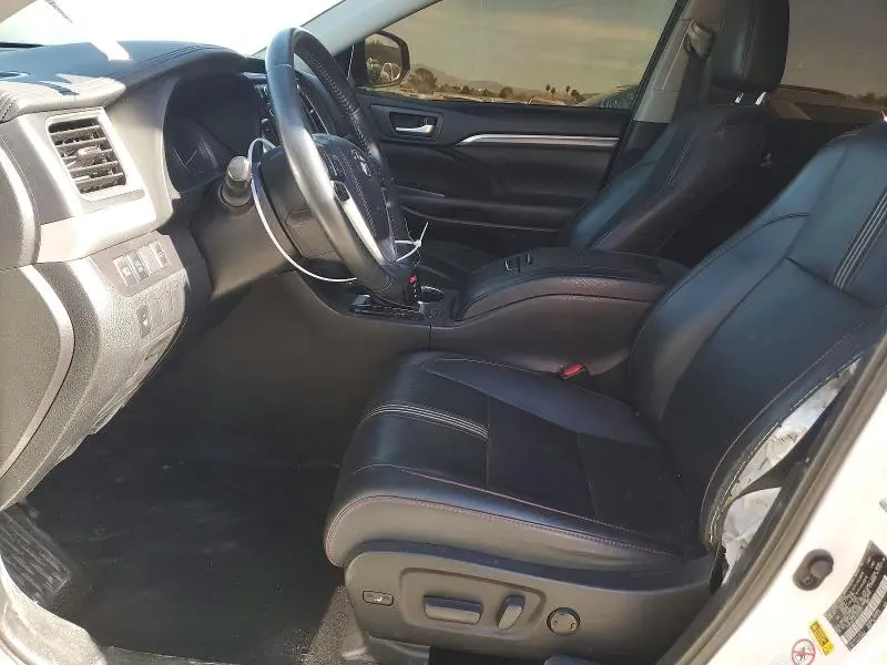 2019 TOYOTA HIGHLANDER SE  