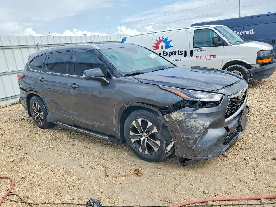 2022 TOYOTA HIGHLANDER XLE  