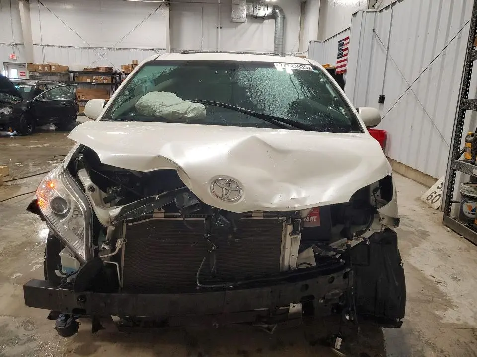 2017 TOYOTA SIENNA XLE 8-PASSENGER  