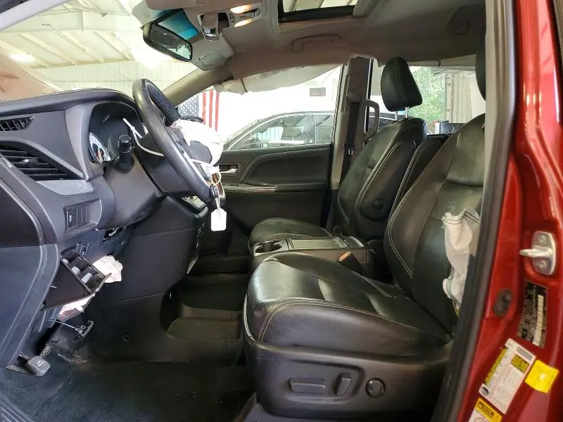 2016 TOYOTA SIENNA SE  
