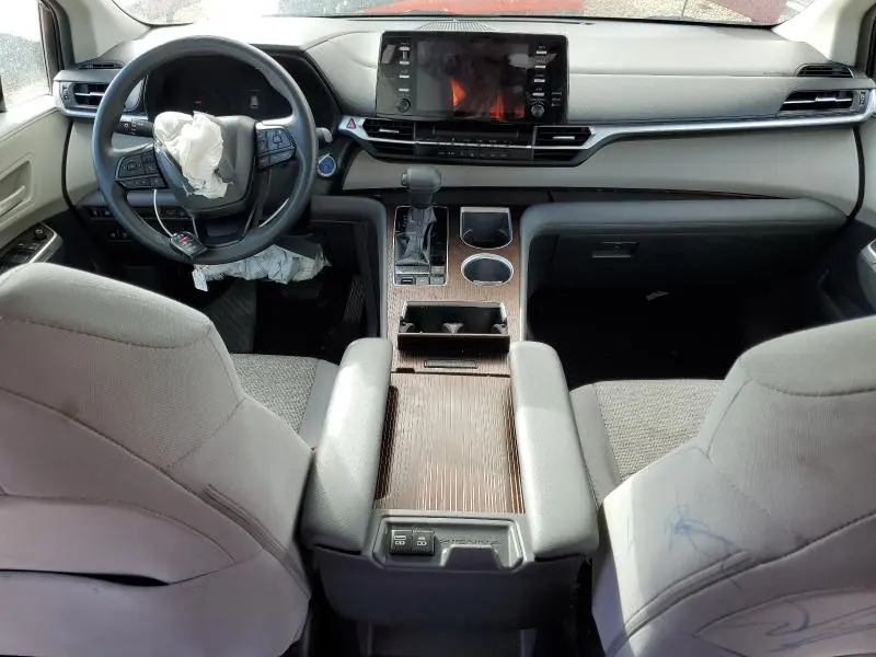 2022 TOYOTA SIENNA LE  