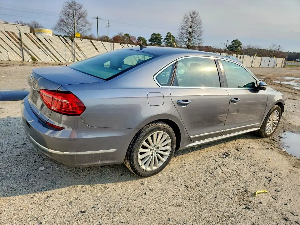 2016 VOLKSWAGEN PASSAT SE  