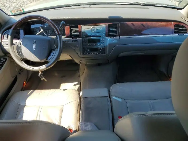 2011 LINCOLN TOWN CAR SIGNATURE LIMITED  