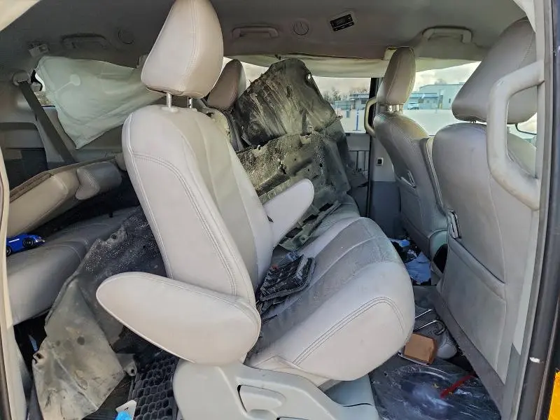 2014 TOYOTA SIENNA LE  